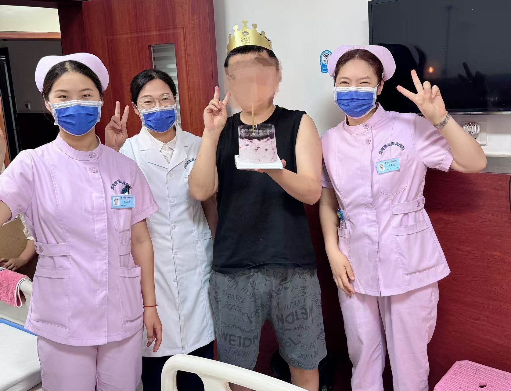 四病区护士裴雯雯为患者准备生日惊喜