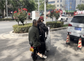 五病区护士李晶主动在休息日带林大爷前往口腔门诊就诊