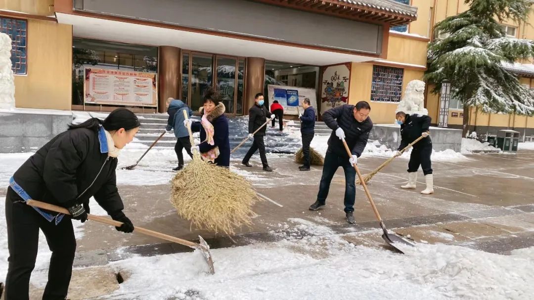 齐心协力清积雪 情暖寒冬保安全丨河南誉美肾病医院开展扫雪除冰行动