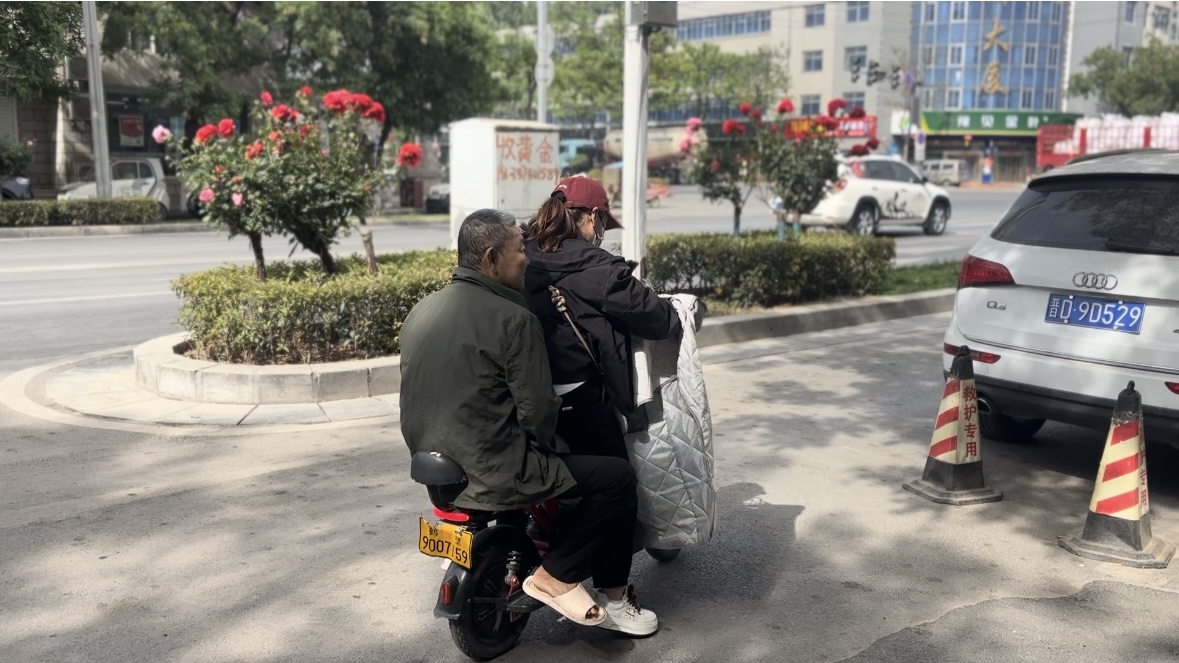 五病区护士李晶主动在休息日带林大爷前往口腔门诊就诊