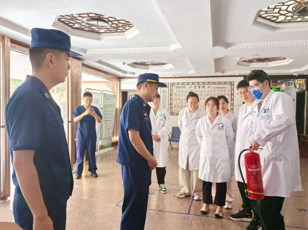 牢筑安全防线，守护医患安全——县消防队深入河南誉美肾病医院开展消防检查及指导工作