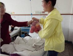 河南誉美肾病医院护士为病人送水果