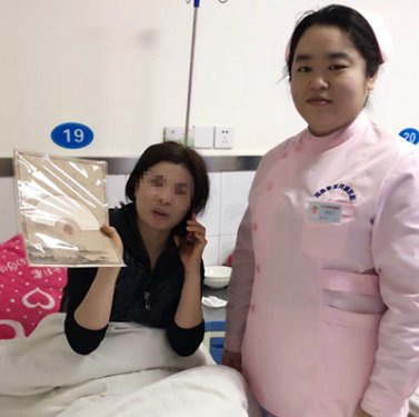暖心服务！护士刘艳飞帮助患者买来练习用的字帖