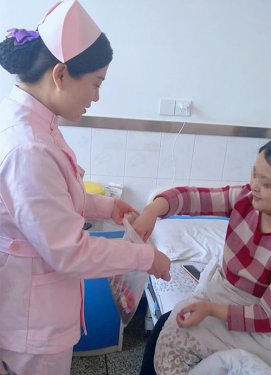 亲情医患和谐！护士刘莹莹特地为住院不能回家团聚的患者们送来瓜子糖果