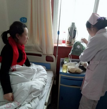 护士王芳为住院不能回家团聚的患者送来食材