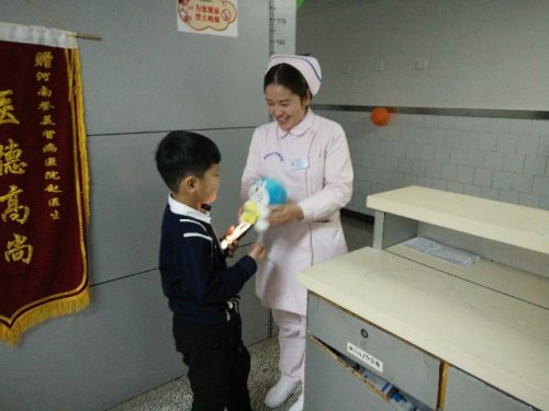 护士长刘晓艳为陪护小朋友送上新年礼物