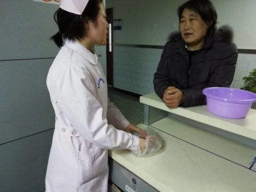 护士赵飞得知患者低血糖后特地买来糖果送到患者手里