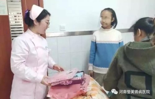 护士杜诗美特地买来面料舒服的睡衣送到患者手里