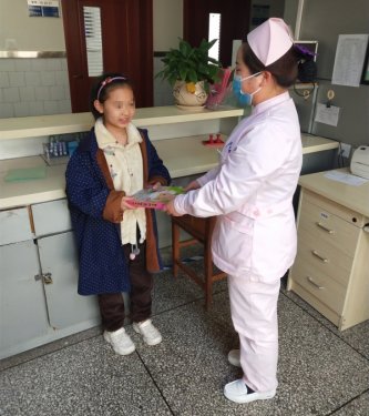服务真情贴心、关怀无微不至，护士朱雪灵专门为小患者买来课外读物