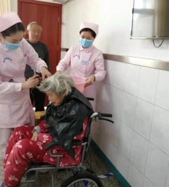 真情关怀，五病区护士王芙涓和任小玉帮助患者理发