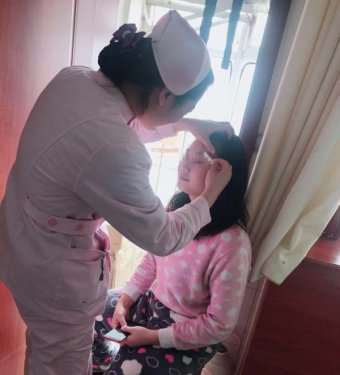 温情由心生 护士王芙涓主动帮即将出院的患者化妆
