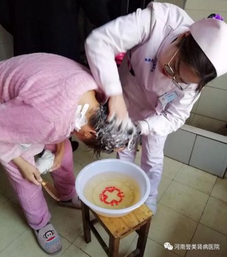 护士陈明改趁下班期间帮患者洗头发