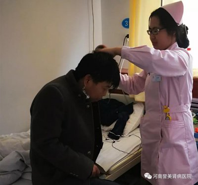 爱心服务暖人心，护士李晓娜帮助住院患者洗头
